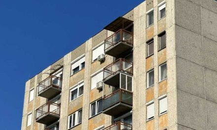 Megölte, majd az erkélyen elrejtette barátnője holttestét a szolnoki lakótelepen