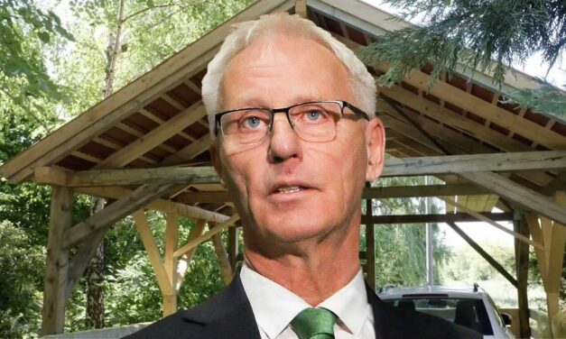 Kizárta a szomszédját a saját telkéről a Budajenőn élő Soltész Miklós, a bíróság az államtitkárnak adott igazat