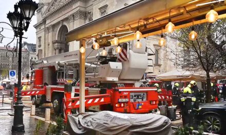 Lángok a Bazilikánál, tűzoltók vonultak ki a karácsonyi vásárba, óriási mentőakcióra volt szükség – Videó