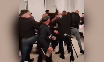 Tömegverekedés a nagykállói közmeghallgatáson: egy rasszista vicc miatt estek egymásnak a helyi politikusok