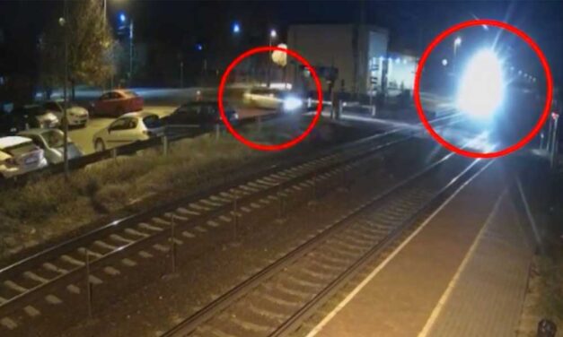Videón a szentmártonkátai vonatbaleset: kikerülte az autós a lezárt sorompót, 5 fiatal szörnyethalt