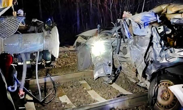 Tragédia Szentmártonkátán: kikerülte a lezárt sorompót a sofőr, öt fiatal halt meg a vonatbalesetben