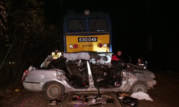 Szörnyű vonatbaleset Szentmártonkátán: öten szörnyethaltak, egy ember életéért küzdenek