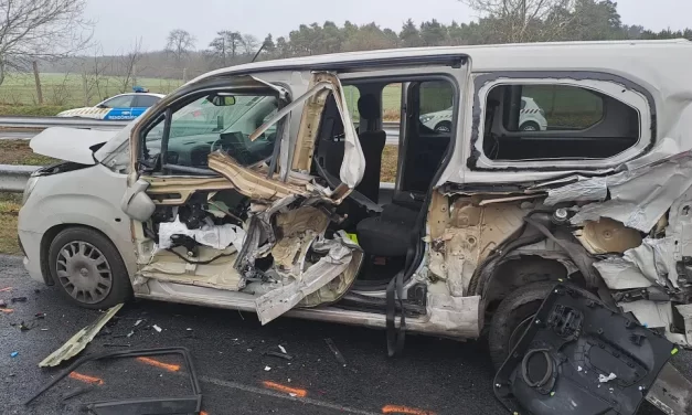 Tragédia az M1-esen: összeütközött két autó, majd mindkét sofőrt halálra gázolta egy román kisbusz