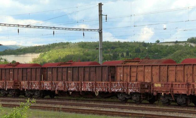 Válságos állapotban van az a 19 éves fiú, aki egy tehervagon tetjére mászott fel Budapesten: lángba borult a haja és a kabátja