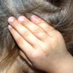 „Airsoft puskával lőttek a gyerekekre” – brutális gyermekbántalmazásokról szóló ombudsmani jelentéseket hozott nyilvánosságra Magyar Péter