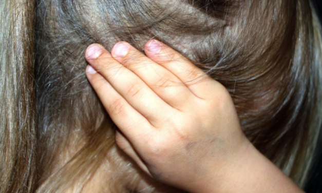 „Airsoft puskával lőttek a gyerekekre” – brutális gyermekbántalmazásokról szóló ombudsmani jelentéseket hozott nyilvánosságra Magyar Péter