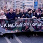 Rost Andreával és Borbély Alexandrával vonul Magyar Péter a Sándor-palotához, a „gyermekek mellett, az orbáni hazugség ellen” elnevezésű demonstárció élén