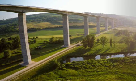 Öngyilkossági szándékkal indult el a Kőröshegyi völgyhídra egy asszony, a férje értesítette a rendőröket