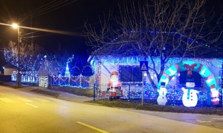 Feljelentette egy helyi lakos, el kellett távolítani a lakiteleki asszony karácsonyi díszeit