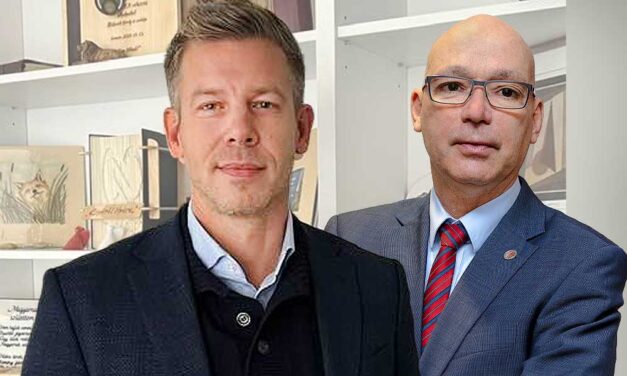 Ellepték a Tisza Párt központját, a “bábhatóság” Péterfalvi Attila adatvédelmi biztosnak az emberei – Magyar Péter kiosztotta a rendszeresen furcsa döntéseket hozó Péterfalvit