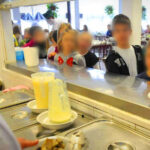 Ételmérgezés Budapesten: nyomoz a rendőrség a tömeges megbetegedés miatt, 600 gyerek betegedett meg a menzakajától