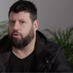 Rajtaütés Puzsér Róbert lakásánál: házibulit tartott a publicista, a rendőrök valamit nagyon kerestek a távozó vendégeknél