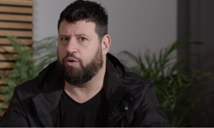 Rajtaütés Puzsér Róbert lakásánál: házibulit tartott a publicista, a rendőrök valamit nagyon kerestek a távozó vendégeknél