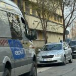 Razzia a Szőlő utcában: van akit csukjával a fején, bilincsben vittek el, a nyomozók három embert vettek őrizetbe