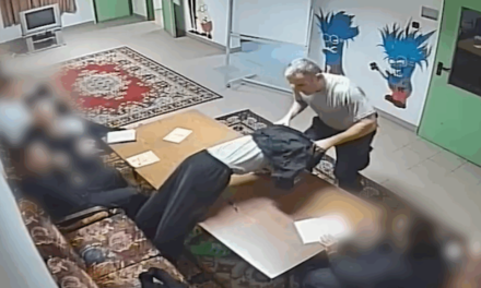 Újabb megrázó felvételek a Szőlő utcai bántalmazásokról: az igazgató kirángatott a padból egy fiatalt, majd rátaposott és belerúgott – videó a cikkben