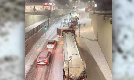 Elakadt egy kamion a vasúti aluljáróban Pilisivörösváron, a forgalmat Solymár felé terelik – videó a cikkben