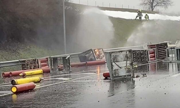Mesterlövészek lőtték ki az M6-oson szétszóródott gázpalackokat – videó a cikkben