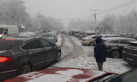Óriási tömeget várnak a hétvégén Dobogókőre és Visegrádra: ha megtelnek a parkolók visszafordítják az autósokat