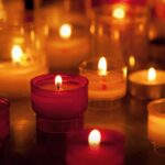 Kitűzték a fekete zászlót a Vörösmarty gimnáziumra: a diákok és a tanárok mécsesekkel emlékeznek Egressy Mátyásra, miközben a rendőrség továbbra is körözi a fiút