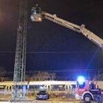 Dráma a tatabányai vasútállomáson: felmászott egy 15 méter magas lámpaoszlopra egy nő, onnan akart véget akart vetni az életének