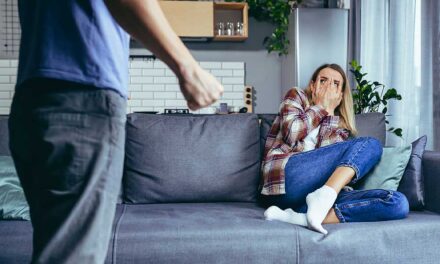 Így védd meg magad, ha a randiból rémálom lett és a lakásban rád támad az addig kedvesnek látszó férfi