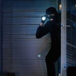 Segítség betörő van a házban: 10 hasznos önvédelmi módszer, ha éjjel arra ébredsz, valaki halkan matat a lakásban