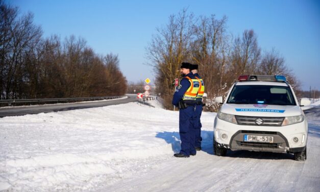 Hótáfuvások miatt lezárták az utat Alcsútdoboz, Etyek és a Velencei-tó környékén