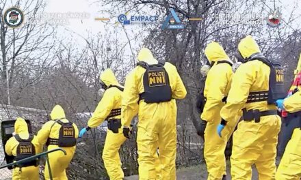 Vegyvédelmi ruhában csaptak le a nyomozók a budakeszi droglaborra – videó a cikkben