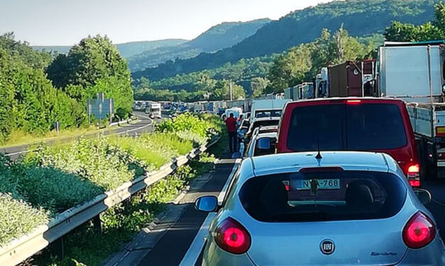 Három autó ütközött az M1-esen, több kilométeres a torlódás Biatorbágynál