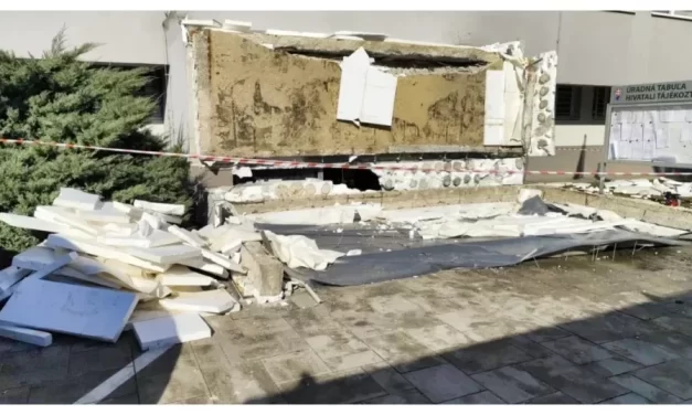 Tragédia Komáromban: leszakadt a járási hivatal tetőszerkezete, egy ember azonnal meghalt