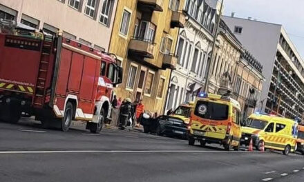 Buszmegállóba csapódott, majd halálra gázolt egy idős asszonyt Győrben egy luxus sportautót vezető férfi