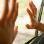 Rémálom Sülysápon: egy kisgyermekkel együtt loptak el egy autó, az apuka járó motorral, a bölcsi előtt hagyta járművét