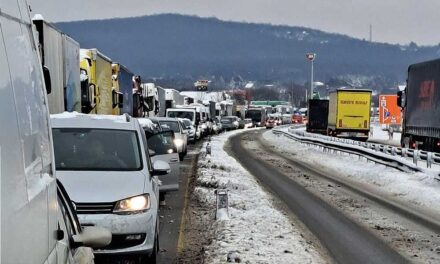 Több autó ütközött az M0-áson, már 7 kilométeres a torlódás: fennakadások vannak a Veresegyház-Vác vasútvonalon