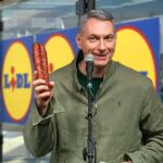 Lázár János kolbászt emelt aztán kifelé mutatott az országból a Lidl-nek és a több külföldi láncnak