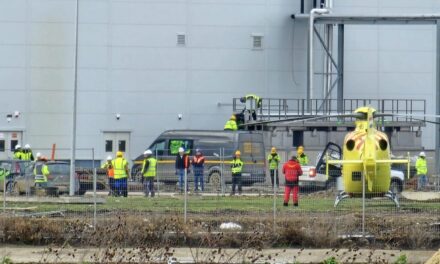 Munkahelyi baleset a debreceni akkumulátorgyárban: 6 méterről zuhant le egy munkás, mentőhelikopterrel vitték kórházba