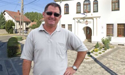 Dráma Nagytevelen: többször rálőttek a polgármesterre a helyi óvoda épületében, mentőhelikopterrel vitték kórházba