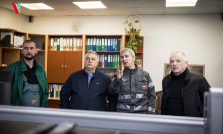 Orbán Viktor személyesen ellenőrizte a katonai védelem alatt álló százhalombattai olajfinomítót