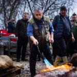 Orbán Viktor disznót vágott a pátyi Pincehegyen, dübörög a kampány a budai agglomerációban is