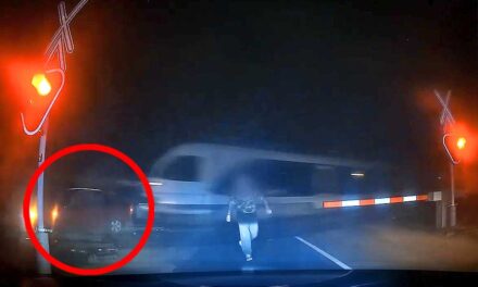 Széttrancsírozta a vonat az átjáróban az autót, egy másodpercen múlott az utasok élete – VIDEÓVAL