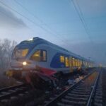 Borzasztó vonatbaleset Pécelnél: elakadt egy autó a vasúti átjáróban, az érkező vonat átdobta a kocsit a másik vágányra