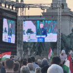 „Orbán Viktornak mennie kell és menni is fog!” – mondta a Hősök terén Magyar Péter, a tömeg a „vége van” és „nem akarunk háború”-t skandálta