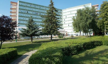 Meghalt egy nő az ajkai kórházban, miután későn kapott sebészeti ellátást: pénzbírságra ítélték az orvosokat