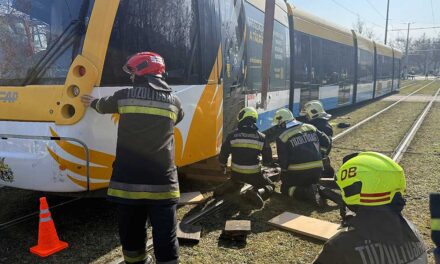 Halálos baleset Debrecenben: a villamos alól emelték ki a biciklist – videó a cikkben