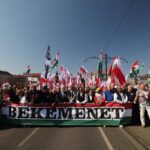 „Hajrá Fidesz” – skandálják a Békemenet résztvevői, Kis Grófo, Fásy Ádám és Szabó Zsófi vezetésével vonulnak a Kosstuh térre