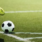 Összeesett és leállt a lélegzete egy férfinak a budapesti focipályán: csapattársai kezdék meg az újraélesztést