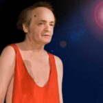 A szomszédok arra panaszkodnak, hogy Galla Miklós meztelenül jár a kertjében, ápolónőjét is így fogadja