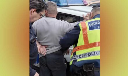 Késsel fenyegette meg egy férfi Radnai Márkot a Tisza Párt  kesztölci fórumán, rendőrök vezették el a támadót – videó a cikkben