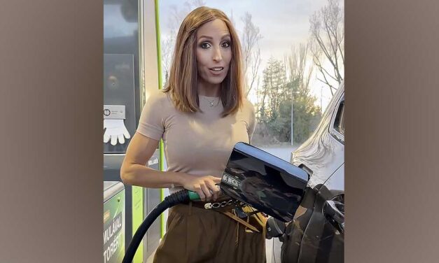 Rubint Réka kiosztotta Zelenszkijt, majd a kormánynak hálálkodva tankolta meg luxusterepjáróját – videó a cikkben