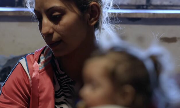 „Ha nem szavazol a Fideszre, jön a gyámügy” – gyermekeik elvitelével fenyegetik a mélyszegénységben élő családokat – megdöbbentő film a cikkben